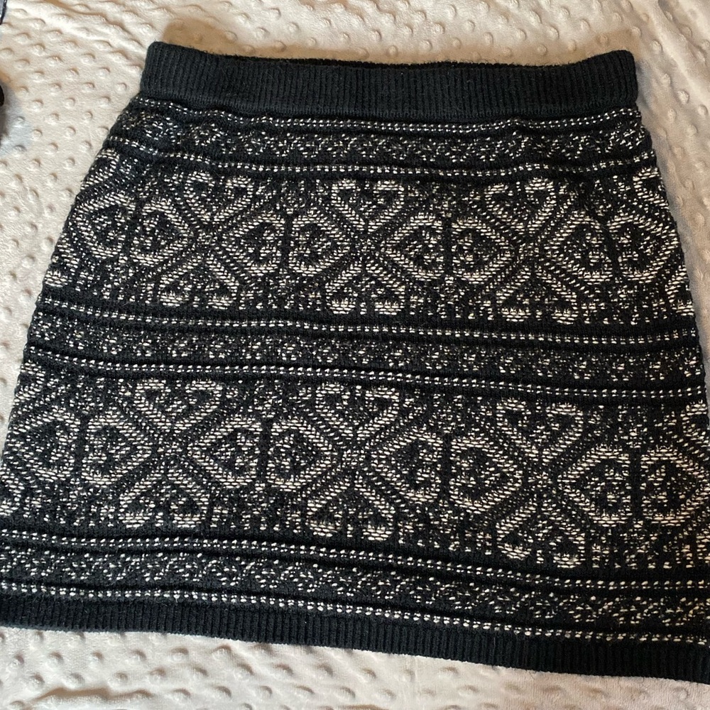Black and white skirt perfect for fall!